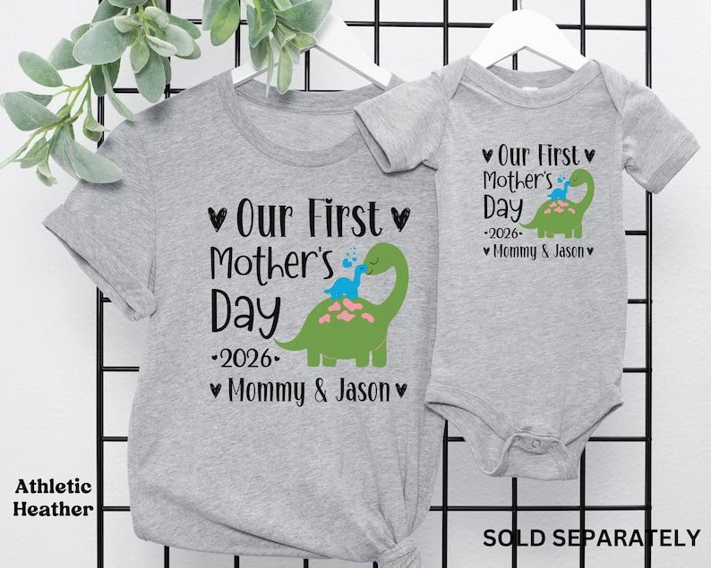 Camiseta personalizada para el primer día de la madre, camiseta de dinosaurio a juego para mamá y yo, regalo para el primer día de la madre para mamá primer día de la madre y bebé imagen 7