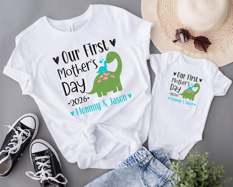 Camiseta personalizada para el primer día de la madre, camiseta de dinosaurio a juego para mamá y yo, regalo para el primer día de la madre para mamá primer día de la madre y bebé imagen 1