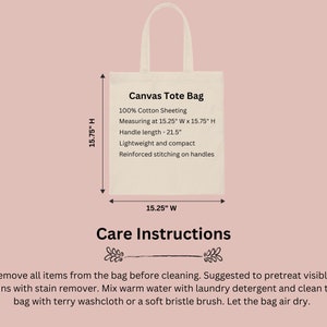 Op de afbeelding: Een witte canvas draagtas met zwarte tekst die "Canvas Tote Bag", "100% Cotton Sheeting", "Measuring at 15.25" W x 15.75" H", "Handle length - 21.5", "Lightweight and compact" en "Reinforced stitching on handles" luidt. De tas is 40 cm hoog en 38,7 cm breed. De wasinstructies zijn onder de tas afgedrukt: "Verwijder alle items uit de tas voordat u deze reinigt. Het wordt aanbevolen om zichtbare vlekken voor te behandelen met een vlekverwijderaar. Meng warm water met wasmiddel en reinig de tas met een badstof washandje of een zachte borstel. Laat de tas aan de lucht drogen."