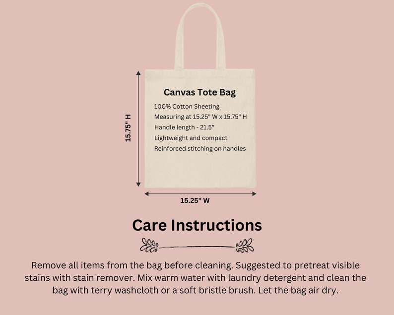 Op de afbeelding: Een witte canvas draagtas met zwarte tekst die "Canvas Tote Bag", "100% Cotton Sheeting", "Measuring at 15.25" W x 15.75" H", "Handle length - 21.5", "Lightweight and compact" en "Reinforced stitching on handles" luidt. De tas is 40 cm hoog en 38,7 cm breed. De wasinstructies zijn onder de tas afgedrukt: "Verwijder alle items uit de tas voordat u deze reinigt. Het wordt aanbevolen om zichtbare vlekken voor te behandelen met een vlekverwijderaar. Meng warm water met wasmiddel en reinig de tas met een badstof washandje of een zachte borstel. Laat de tas aan de lucht drogen."