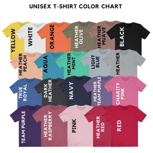 Op de afbeelding: Een kleurenkaart met unisex T-shirts in verschillende kleuren, waaronder geel, wit, oranje, aqua, heide perzik, heide munt, heide olijf, lichtblauw, heide mauve, zwart, koninklijk blauw, donker grijs, marineblauw, roze, team paars, heide framboos, heide rood, liefdadigheid heide roze en rood.