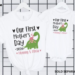 Camiseta personalizada para el primer día de la madre, camiseta de dinosaurio a juego para mamá y yo, regalo para el primer día de la madre para mamá primer día de la madre y bebé imagen 8
