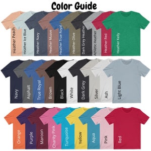 Puede incluir: Gu&iacute;a de colores que muestra una variedad de colores de camisetas, incluyendo melocot&oacute;n jaspeado, azul hielo jaspeado, azul marino jaspeado, malva jaspeado, azul real jaspeado, oliva jaspeado, gris oscuro jaspeado, deportivo jaspeado, rojo jaspeado, kelly jaspeado, azul marino, asfalto, azul real, marr&oacute;n, negro, blanco, gris oscuro, plata, ceniza, azul claro, naranja, morado, granate, rosa caridad, turquesa, amarillo, aguamarina, rosa, rojo.