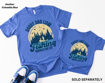 Könnte beinhalten: Zwei blaue T-Shirts mit einem Fischthema. Das größere Shirt sagt "Daddy and Liam Fishing Buddies for Life". Das kleinere Shirt sagt "Daddy and Liam Fishing Buddies for Life".