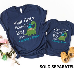 Camiseta personalizada para el primer día de la madre, camiseta de dinosaurio a juego para mamá y yo, regalo para el primer día de la madre para mamá primer día de la madre y bebé imagen 2