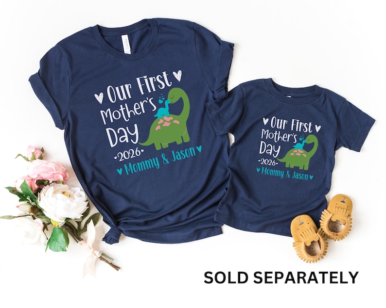 Camiseta personalizada para el primer día de la madre, camiseta de dinosaurio a juego para mamá y yo, regalo para el primer día de la madre para mamá primer día de la madre y bebé imagen 2