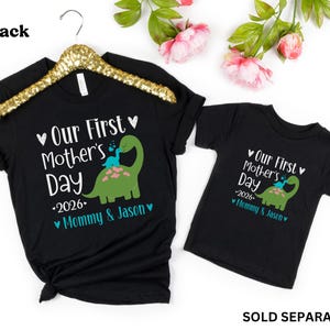 Camiseta personalizada para el primer día de la madre, camiseta de dinosaurio a juego para mamá y yo, regalo para el primer día de la madre para mamá primer día de la madre y bebé imagen 4