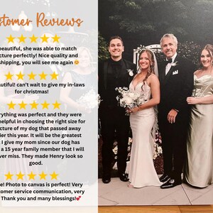 Puede incluir: Un lienzo impreso que muestra una fiesta de bodas. La imagen muestra a una novia con un vestido blanco, un novio con un esmoquin y otras dos personas. El lienzo tambi&eacute;n incluye rese&ntilde;as de clientes con calificaciones por estrellas.