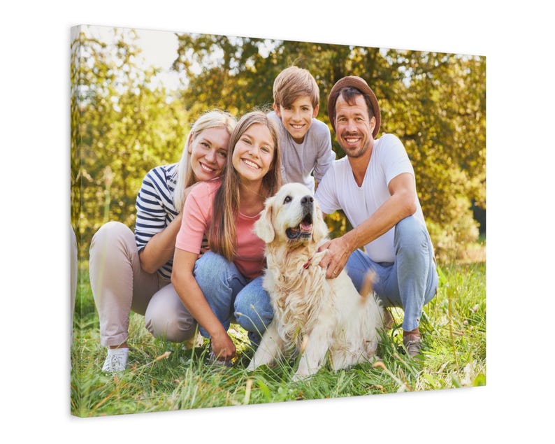 Puede incluir: Impresi&oacute;n en lienzo que muestra a una familia de cuatro y un perro golden retriever, todos sonriendo y posando al aire libre en una zona de c&eacute;sped. La familia viste ropa informal y el perro es de color claro.