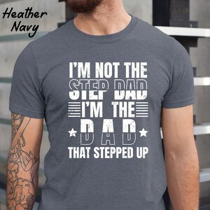 Puede incluir: Camiseta azul marino jaspeada con texto blanco que dice "No soy el padrastro, soy el padre que dio un paso adelante".