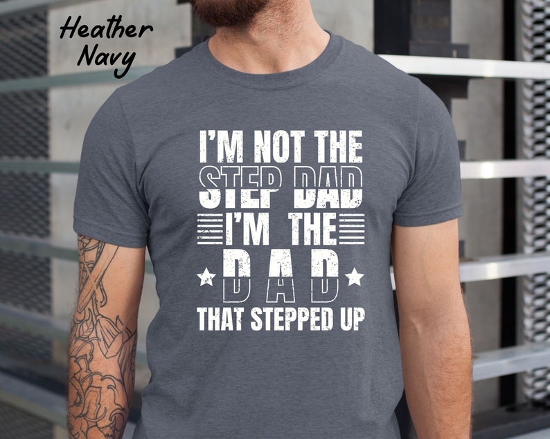 Puede incluir: Camiseta azul marino jaspeada con texto blanco que dice "No soy el padrastro, soy el padre que dio un paso adelante".
