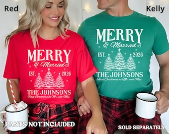 Può includere: Una maglietta rossa e una maglietta verde kelly, entrambe con la scritta bianca MERRY & Married EST. 2026 THE JOHNSONS First Christmas as Mr. and Mrs. e un disegno di tre alberi di pino con piccoli fiocchi di neve.