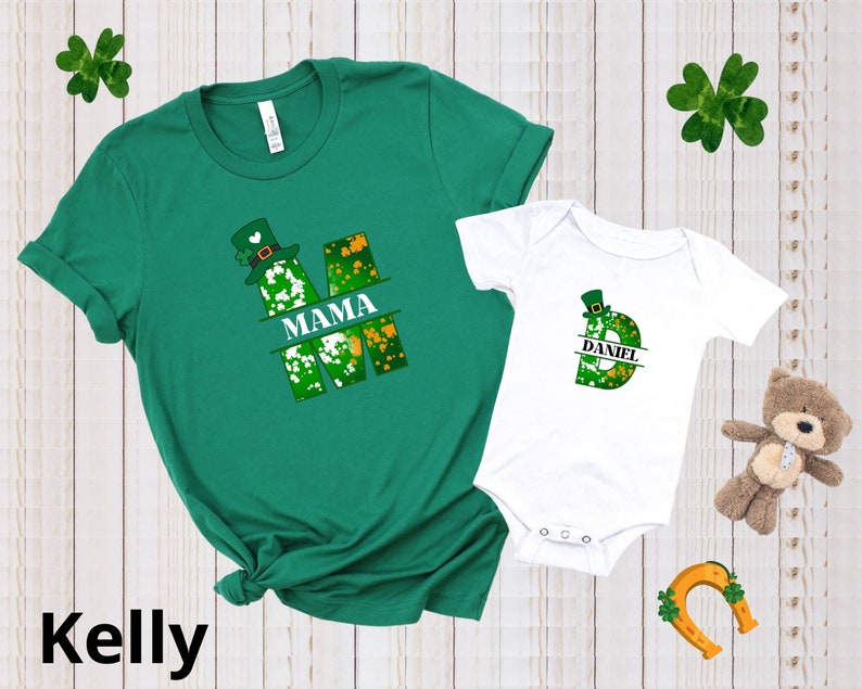 Puede incluir: Camiseta verde y blanca con la palabra "MAMA" y un dise&ntilde;o de tr&eacute;bol. Body blanco con la letra "D" y el nombre "DANIEL" en un dise&ntilde;o de tr&eacute;bol.