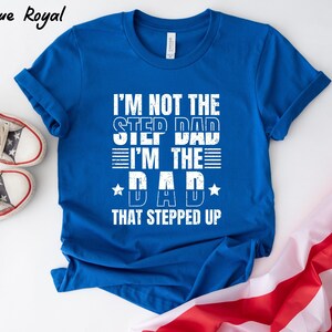 Puede incluir: Camiseta azul con texto blanco que dice "No soy el padrastro, soy el padre que dio un paso adelante".