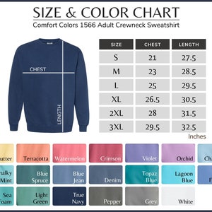K&ouml;nnte beinhalten: Gr&ouml;&szlig;en- und Farbtabelle f&uuml;r ein Comfort Colors 1566 Crewneck-Sweatshirt f&uuml;r Erwachsene. Die Tabelle enth&auml;lt Brust- und L&auml;ngenma&szlig;e in Zoll f&uuml;r die Gr&ouml;&szlig;en S bis 3XL. Farbmuster umfassen Butter, Terrakotta und Marineblau.