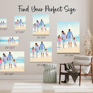 Puede incluir: Se muestran varios tama&ntilde;os de fotos familiares de playa en una pared. Los tama&ntilde;os var&iacute;an de 20 cm x 25 cm a 76 cm x 61 cm. Las fotos muestran a una familia de cuatro personas caminando por una playa. El texto "Find Your Perfect Size" est&aacute; en la parte superior.