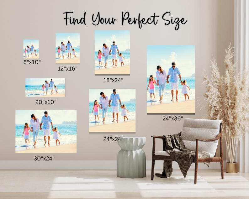 Puede incluir: Se muestran varios tama&ntilde;os de fotos familiares de playa en una pared. Los tama&ntilde;os var&iacute;an de 20 cm x 25 cm a 76 cm x 61 cm. Las fotos muestran a una familia de cuatro personas caminando por una playa. El texto "Find Your Perfect Size" est&aacute; en la parte superior.
