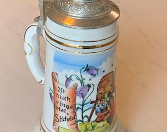 Authentic German Lidded Beer Stein – Classic Design with Quoted Inscription & Engraved Base Image | Unique Collector’s Piece