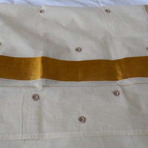 Authentique sari en coton du Kerala Kasavu avec bordure Kasavu dorée Saree Kasavu avec miroir en métal au crochet
