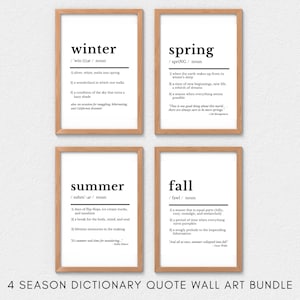 Può includere: Quattro stampe d'arte da parete stampabili con testo nero su sfondo bianco. Ogni stampa presenta una stagione diversa: inverno, primavera, estate e autunno. Il testo definisce ogni stagione con una definizione di tipo dizionario e una citazione sulla stagione.