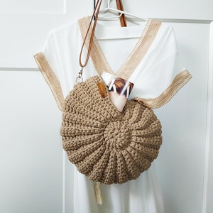 muschelförmige tasche,gehäkelte muschelförmige tasche mit langem Riemen über der Schulter, zum Verkauf