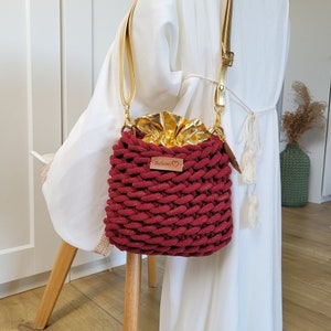 Gold Burgunder Tasche mit Gold Kordelzug, kleine Crossbody Geldbörse, gehäkelte Handtasche mit Gold regulären Riemen, Eleganter Eimer für eine Hochzeit