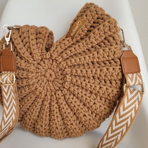 muschelförmige Umhängetasche, gehäkelte Karamell Strandtasche mit langem Riemen über der Schulter zu verkaufen, Muschel häkeln zu verkaufen,