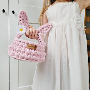 Osterhase mit Ohren und flauschigem Schwanz, kleines gehäkeltes Ostergeschenk für Kinder, niedliches gehäkeltes kleines Osterkörbchen für Mädchen und Jungen