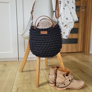 kleine schwarze Tasche mit Sack innen, Tasche aus dicker, locker gewebter Baumwollschnur, Boho Minimalist Handtasche, Elegante Tasche für Spaziergang,