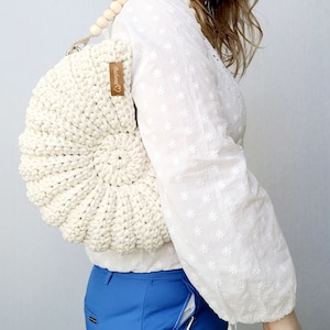 Zum Verkauf steht eine gehäkelte Goldcreme Tasche mit langem verstellbaren Riemen und einem kurzen Riemen aus Holzperlen, zum Verkauf eine mittelgroße Baumwolltasche, gestrickte Muscheltasche