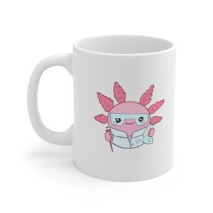 K&ouml;nnte beinhalten: Wei&szlig;e Keramiktasse mit einem rosa Axolotl, das einen Laborkittel und eine Schutzbrille tr&auml;gt und eine Reagenzglas und einen Becher h&auml;lt. Das Axolotl hat einen niedlichen Cartoon-Stil.