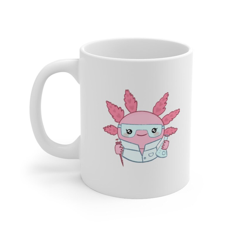 K&ouml;nnte beinhalten: Wei&szlig;e Keramiktasse mit einem rosa Axolotl, das einen Laborkittel und eine Schutzbrille tr&auml;gt und eine Reagenzglas und einen Becher h&auml;lt. Das Axolotl hat einen niedlichen Cartoon-Stil.