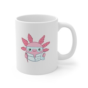 K&ouml;nnte beinhalten: Wei&szlig;e Keramiktasse mit einem rosa Axolotl, das einen Laborkittel und eine Schutzbrille tr&auml;gt und eine Reagenzglas und eine Pipette h&auml;lt. Das Axolotl hat einen niedlichen Cartoon-Stil.