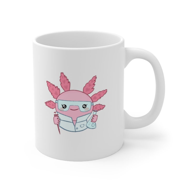 K&ouml;nnte beinhalten: Wei&szlig;e Keramiktasse mit einem rosa Axolotl, das einen Laborkittel und eine Schutzbrille tr&auml;gt und eine Reagenzglas und eine Pipette h&auml;lt. Das Axolotl hat einen niedlichen Cartoon-Stil.