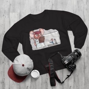 Peut inclure: Sweat-shirt noir avec une illustration de dessin animé d'une souris portant une blouse de laboratoire et tenant un presse-papiers, observant une personne courant sur un tapis roulant. Le texte "#GetFit" est écrit sur le sweat-shirt.