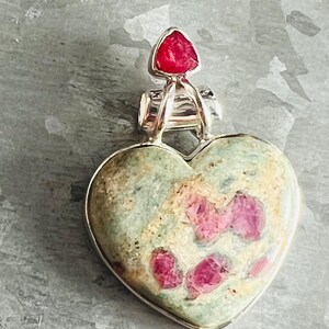 Naturlig rubin i fuchsit 925 sterlingsilverhänge