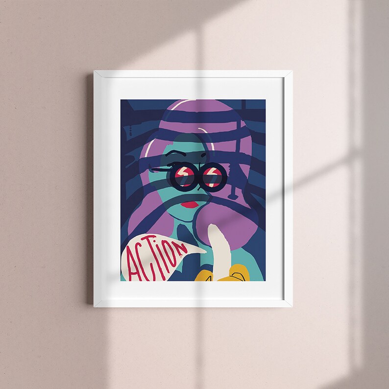 Puede incluir: Una ilustraci&oacute;n colorida de una mujer con gafas de sol y sosteniendo un pl&aacute;tano. La palabra "ACCI&Oacute;N" est&aacute; escrita en rojo y blanco sobre un bocadillo de di&aacute;logo blanco.