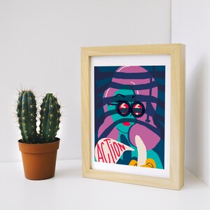 Puede incluir: Una ilustraci&oacute;n enmarcada de una mujer con cabello rosado y gafas de sol grandes. La mujer sostiene un cartel que dice "ACCI&Oacute;N" en letras rojas. El fondo es azul oscuro con rayas moradas y turquesa.