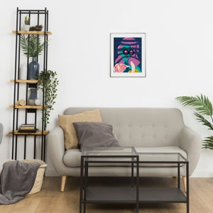 Puede incluir: Un sof&aacute; gris con dos almohadas, una estanter&iacute;a de metal negro con estantes de madera y dos mesas de centro de metal negro y vidrio. Un estampado enmarcado con la palabra "Acci&oacute;n" en letras rojas est&aacute; colgado en la pared.