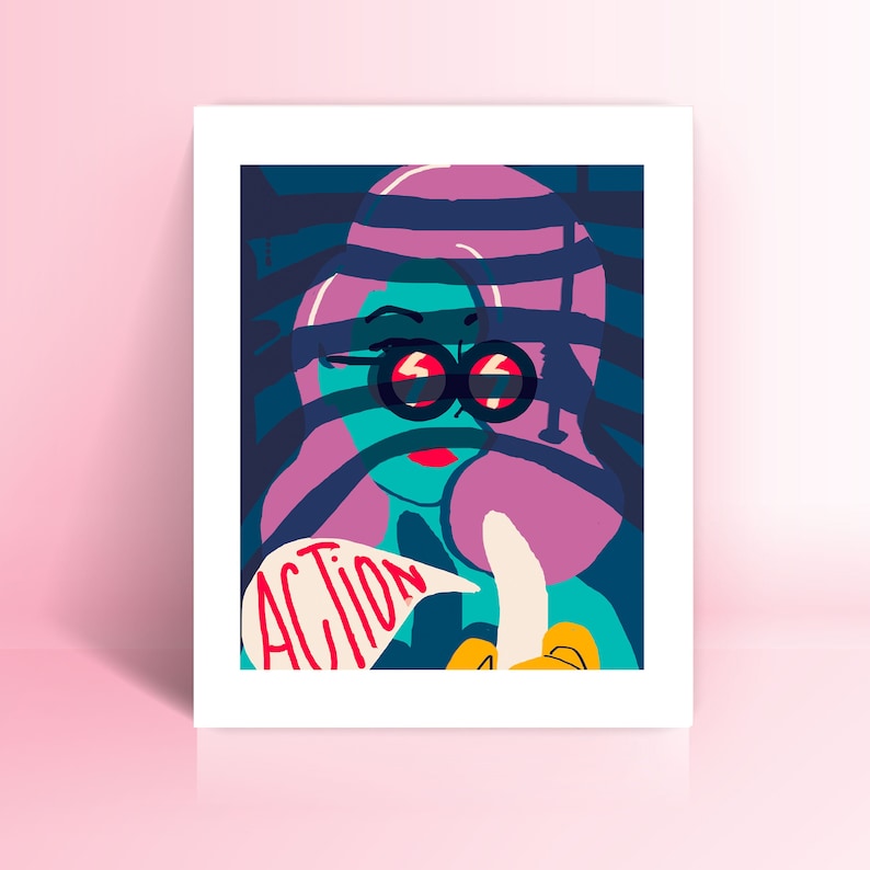 Puede incluir: Una ilustraci&oacute;n colorida de una mujer con cabello rosado que lleva gafas de sol y sostiene un globo de di&aacute;logo que dice "ACCI&Oacute;N". El fondo es azul oscuro con rayas moradas y blancas.