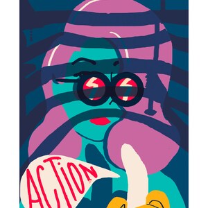 Puede incluir: Una ilustraci&oacute;n de una mujer con cabello rosado que lleva gafas de sol negras y una boca roja. Ella sostiene un globo de di&aacute;logo blanco con la palabra "ACCI&Oacute;N" escrita en rojo. El fondo es azul oscuro con rayas moradas y negras.
