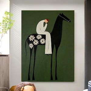 Puede incluir: Una pintura grande y vertical sobre un fondo verde representa un caballo negro con un jinete. El jinete lleva un atuendo a rayas blancas y negras y un sombrero rojo. Flores blancas en forma de margarita decoran la espalda del caballo. La obra es de estilo moderno y minimalista.