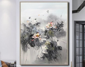 Könnte beinhalten: Abstrakte Malerei mit rosa und weißen Blumen mit grauen und schwarzen Pinselstrichen auf weißem Hintergrund. Das Gemälde ist gerahmt und hängt an einer weißen Wand.
