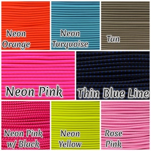 Op de afbeelding: Een collage van verschillende gekleurde elastieken, waaronder neonoranje, turquoise, bruin, neonroze, dunne blauwe lijn, neonroze met zwart, neongeel en roze.