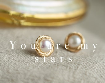 gold wire wraped pearl studs, freshwater pearl earring, designer's pearl earring, infinity gold