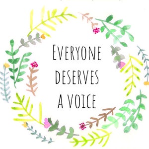 以下が含まれることがあります： 緑の葉と花でできたリースのウォーターカラーイラスト。中央には「Everyone deserves a voice」というテキストが書かれています。
