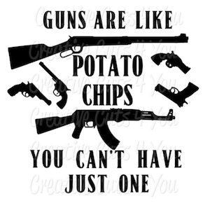 Puede incluir: Diseño gráfico en blanco y negro con el texto "Guns are like potato chips you can't have just one". El gráfico presenta varios tipos de armas de fuego.