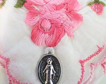 Vintage katholieke zakdoek met moeder Maria zilverkleurig metaal