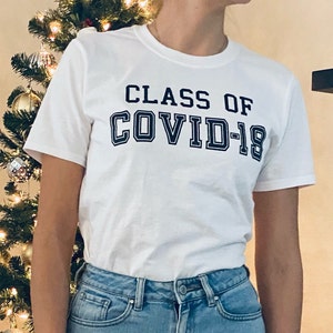 Puede incluir: Camiseta blanca con texto negro que dice "Class of COVID-19".