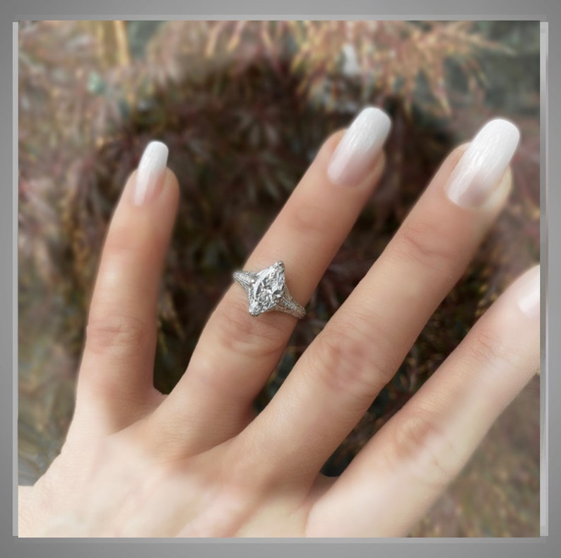 Pu&ograve; includere: Un anello d'argento con un diamante a forma di marquise incastonato a pav&eacute;.
